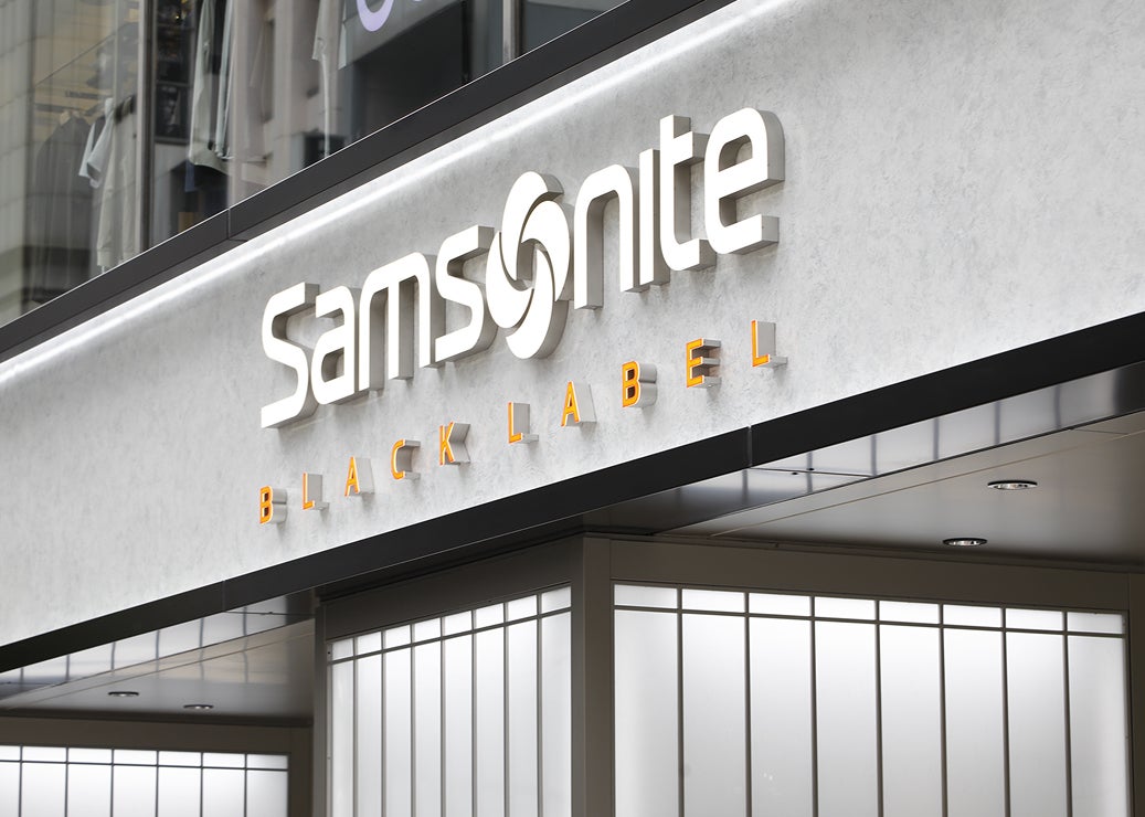 来店予約サービスのイメージ — 銀座旗艦店でスタッフが接客する様子