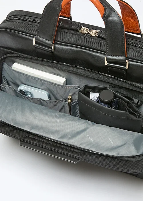 Samsonite（サムソナイト）ビジネス用ブリーフケース、バックパックであるEPID4の収納スペースの寄り画像。15.6インチのPC収納部とツール類の整理がしやすいガジェットコンパートメンツ。
