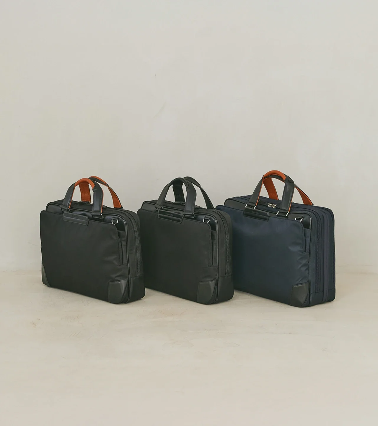 Samsonite（サムソナイト）EPID4（エピッドフォー）のカラーバリエーション。ブラックオレンジ、フルブラック、ネイビーオレンジの3カラー展開。