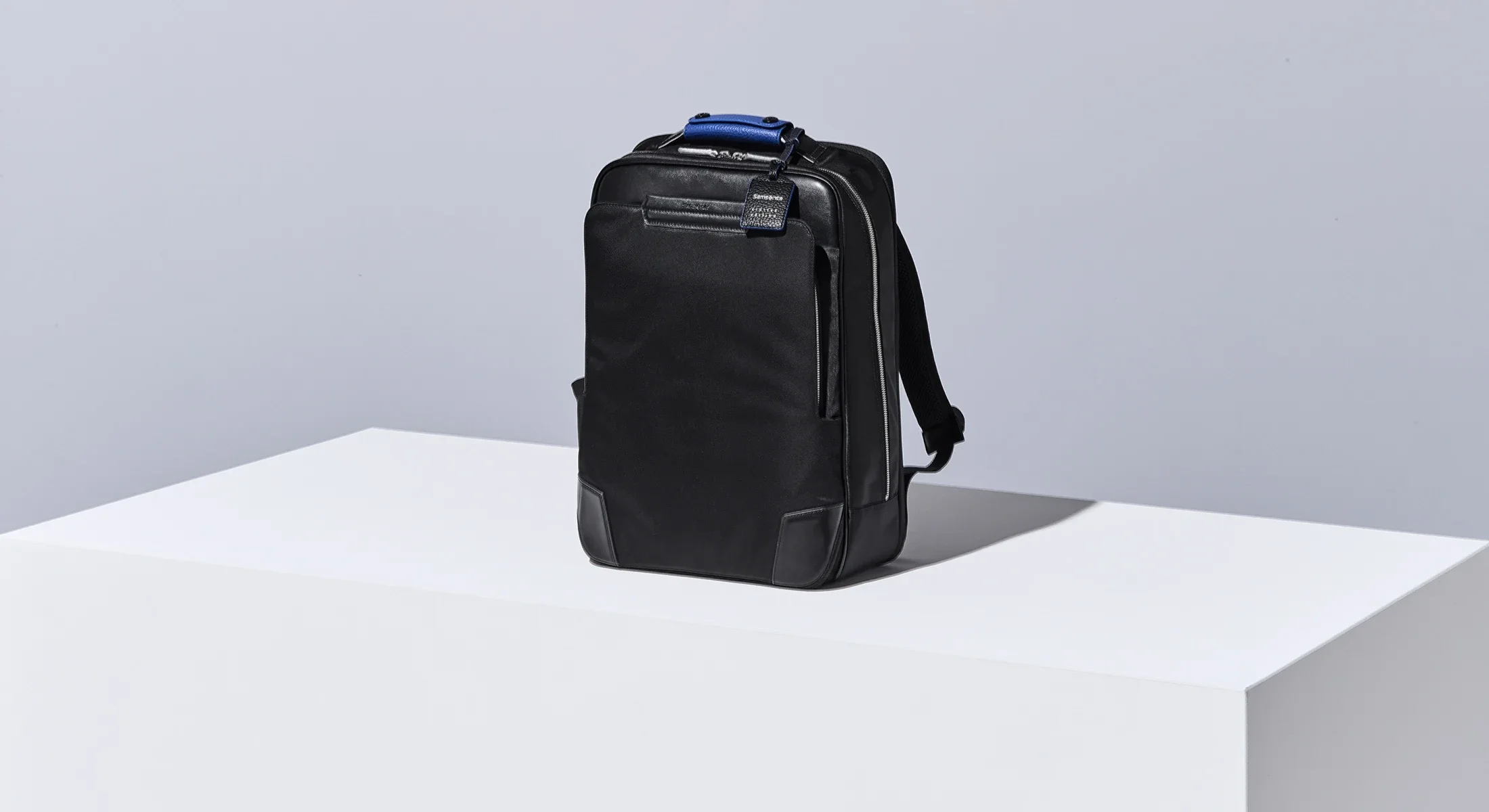 Samsonite（サムソナイト）ビジネス用バックパックであるEPID4（エピッドフォー）の2026年の限定モデル。ブランドのシグネチャーカラーのブルーをアクセントしたトップハンドルとタグ。ビジネススタイルからカジュアルなオフィススタイル向けで、個性を求める方。