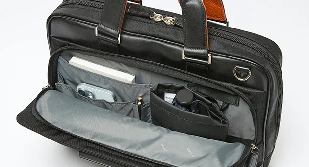Samsonite（サムソナイト）ビジネス用ブリーフケース、バックパックであるEPID4の収納スペースの寄り画像。15.6インチのPC収納部とツール類の整理がしやすいガジェットコンパートメンツ。