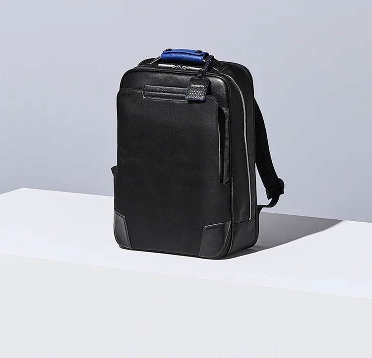 Samsonite（サムソナイト）ビジネス用バックパックであるEPID4（エピッドフォー）の2026年の限定モデル。ブランドのシグネチャーカラーのブルーをアクセントしたトップハンドルとタグ。ビジネススタイルからカジュアルなオフィススタイル向けで、個性を求める方。