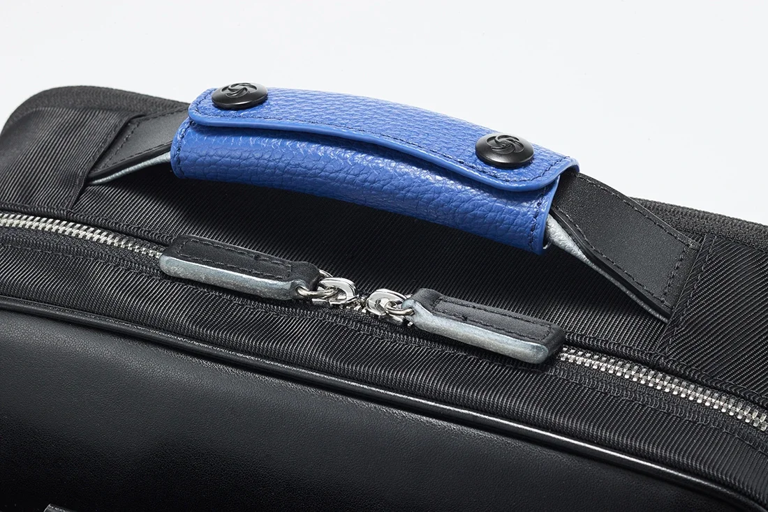 Samsonite（サムソナイト）EPID4（エピッドフォー）2026年の限定モデルのトップハンドルの寄り画像。メタルファスナーを採用し、コバにシルバーを配することで統一感のあるデザイン。