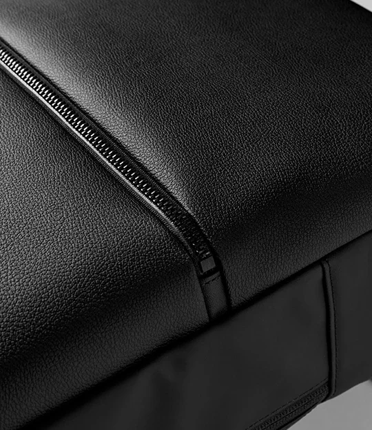 Samsonite（サムソナイト）ビジネス用バックパックであるSUB-LIM（サブリム）の2026年の限定モデル。フロントパネルにスムースなリサイクルレザー（皮革繊維再生複合材）を採用し、端正な表情がビジネススタイルに洗練された印象を添る。