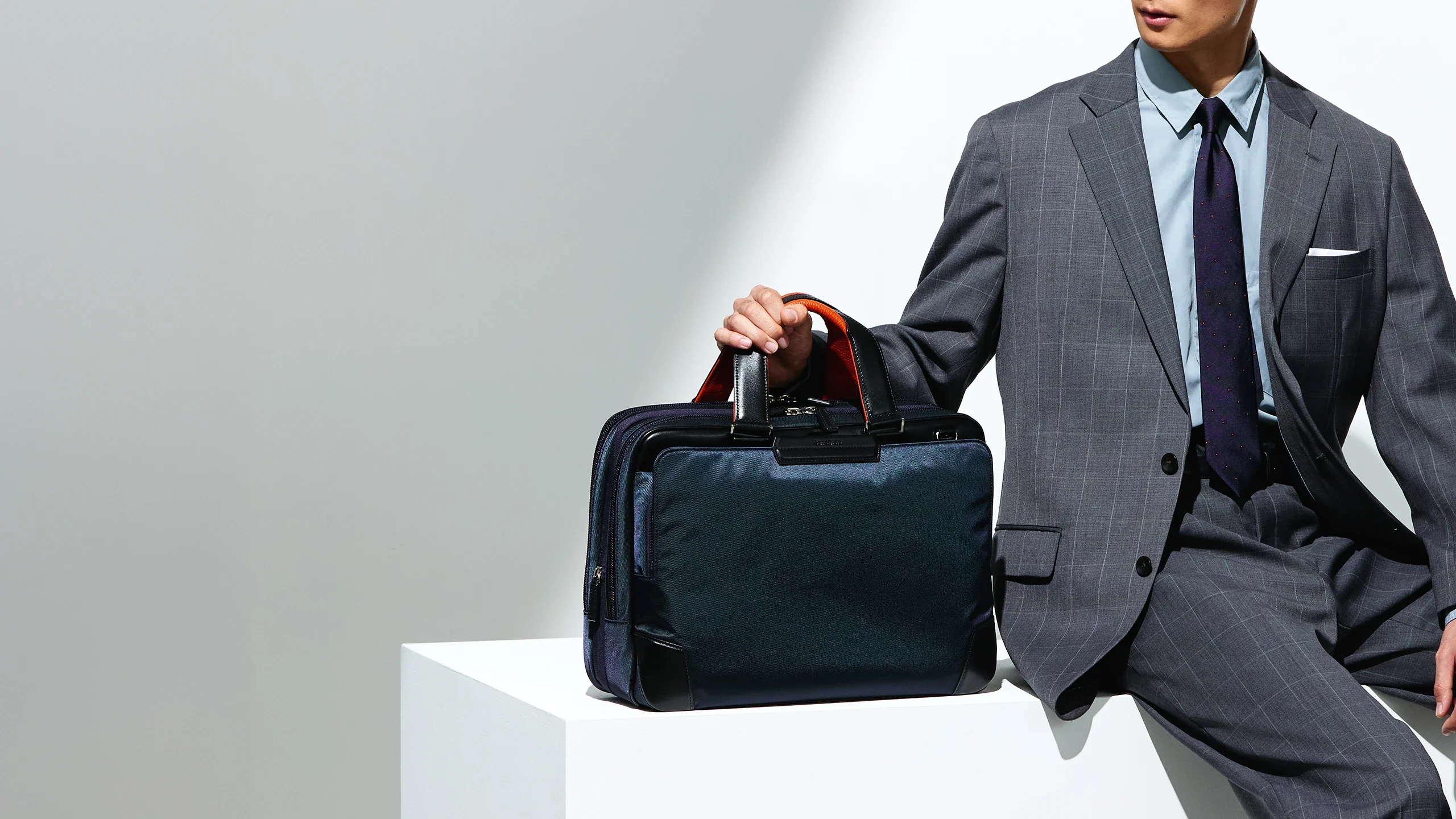 Samsonite（サムソナイト）のビジネス用ブリーフケース。フォマール、礼節感が求められるシーンに対応。信頼感を得られる。