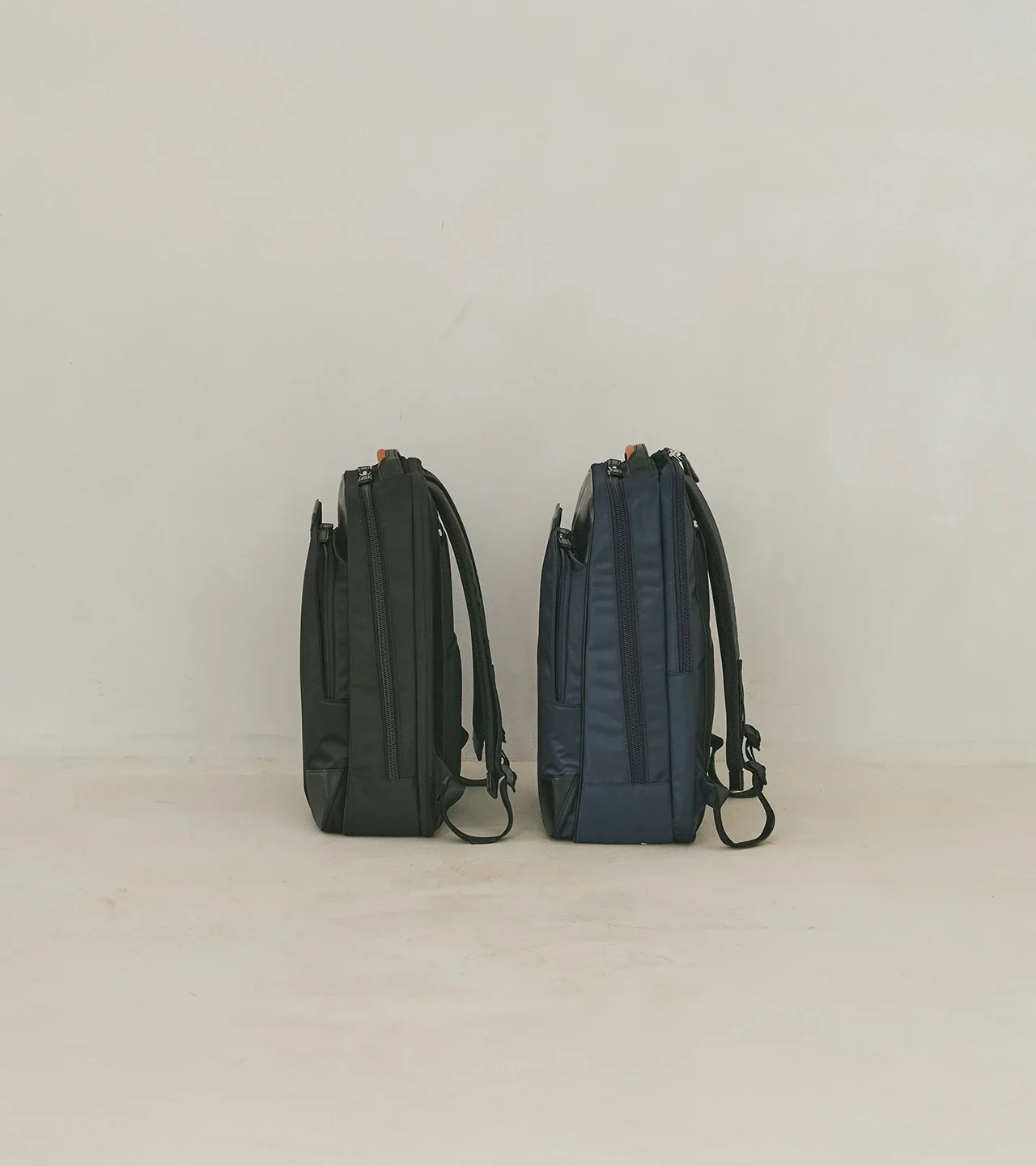 Samsonite（サムソナイト）EPID4（エピッドフォー）のサイズバリエーション。ミニマルから日常使い、出張などに対応する2サイズ展開。