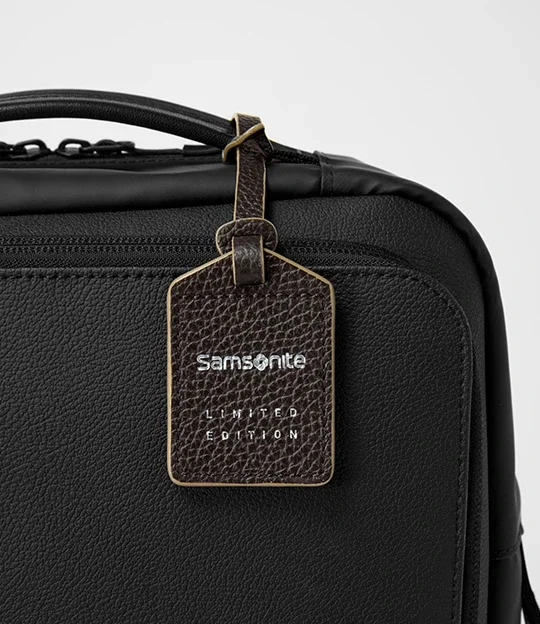 Samsonite（サムソナイト）ビジネス用バックパックであるSUB-LIM（サブリム）の2026年の限定モデル。ホワイトが映えるイタリアンレザーの特別なタグが付属。