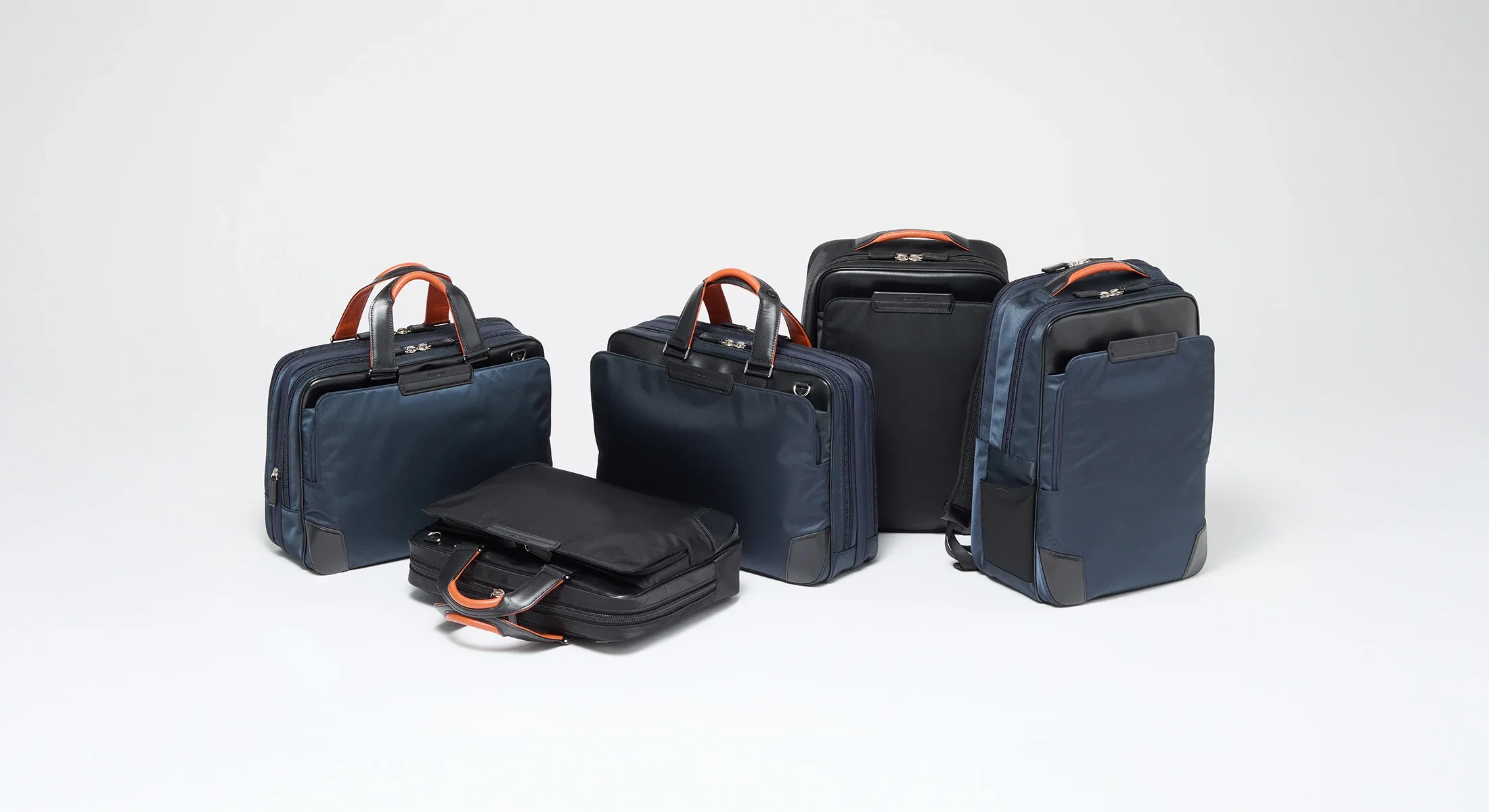 Samsonite（サムソナイト）のビジネス用ブリーフケースとバックパックの集合物カット一覧。サイズバリエーション、カラーバリエーションのラインナップ。ビジネススタイルからカジュアルなオフィススタイル向け。