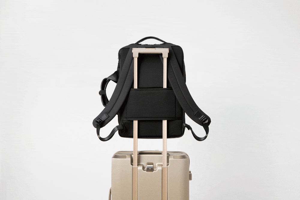 Samsonite（サムソナイト）ビジネス用バックパックであるSUB-LIM（サブリム）のスタンダードモデル。背面パネルには、バッグ本体をスーツケースの伸縮ハンドルに固定できるスマートスリーブを配備。荷物の多い出張や旅行での移動をスムーズに。（全モデル共通）