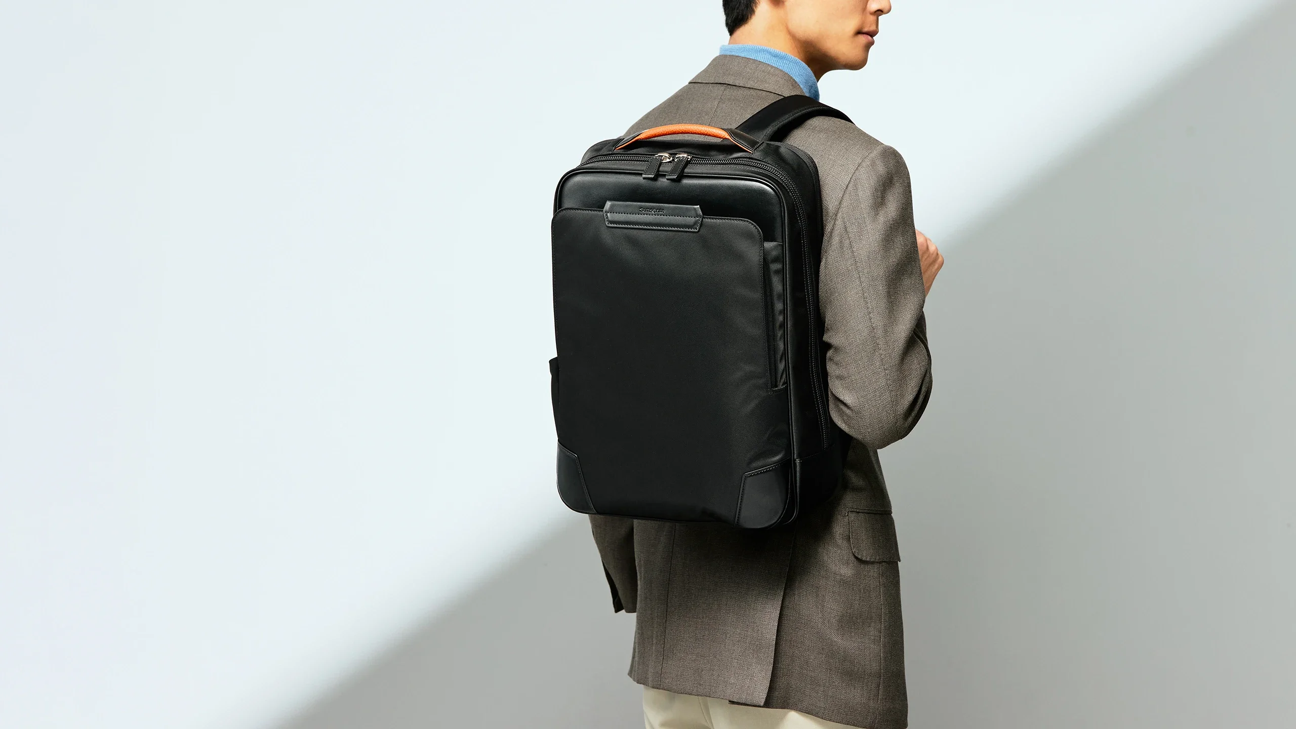 Samsonite（サムソナイト）のビジネス用バックパック。フォーマルシーンに加え、少しカジュアルなシーンでも対応。スーツ、ジャケット、カジュアルスタイル全てにフィット。